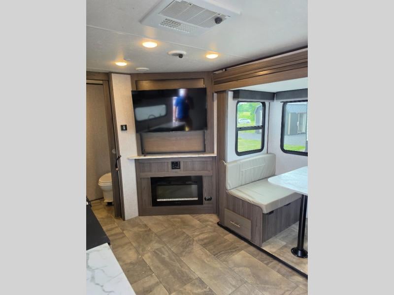 Pre-Owned 2021 Dutchmen RV Kodiak Ultra-Lite 242RBSL - photo - 12