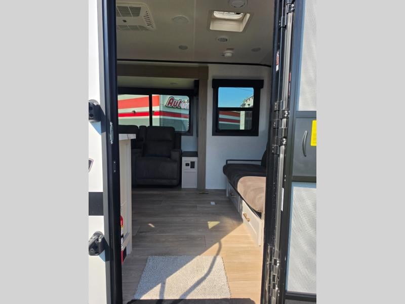 New 2027 Jayco Jay Feather 19MRK - photo - 10
