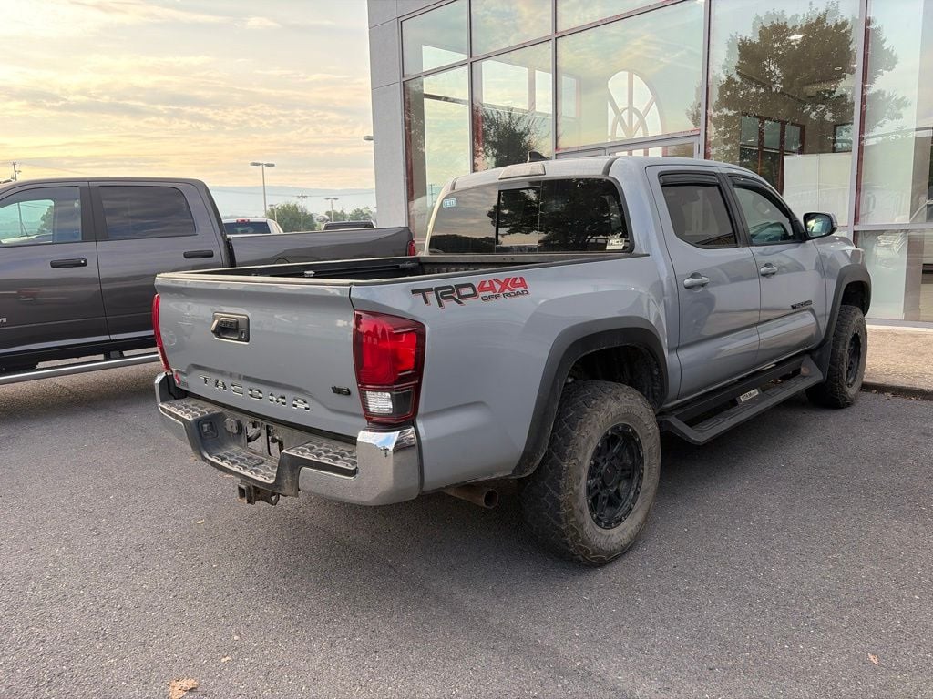 Pre-Owned 2018 Toyota Tacoma TRD Off-Road - photo - 3