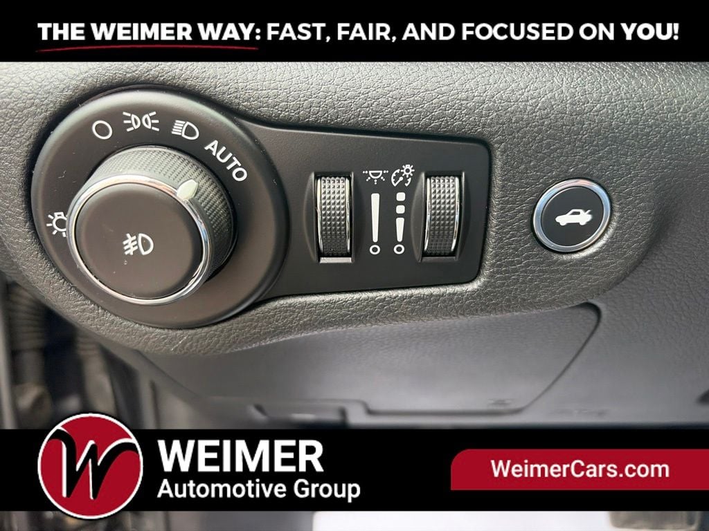 Pre-Owned 2015 Chrysler 200 C - photo - 16