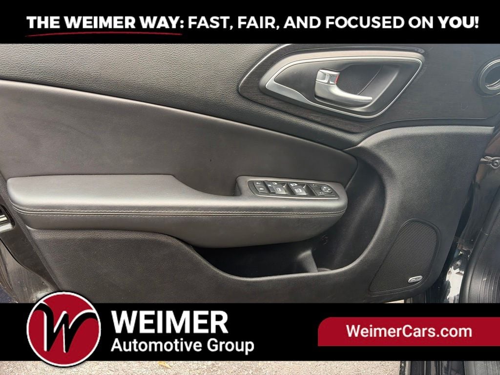 Pre-Owned 2015 Chrysler 200 C - photo - 14